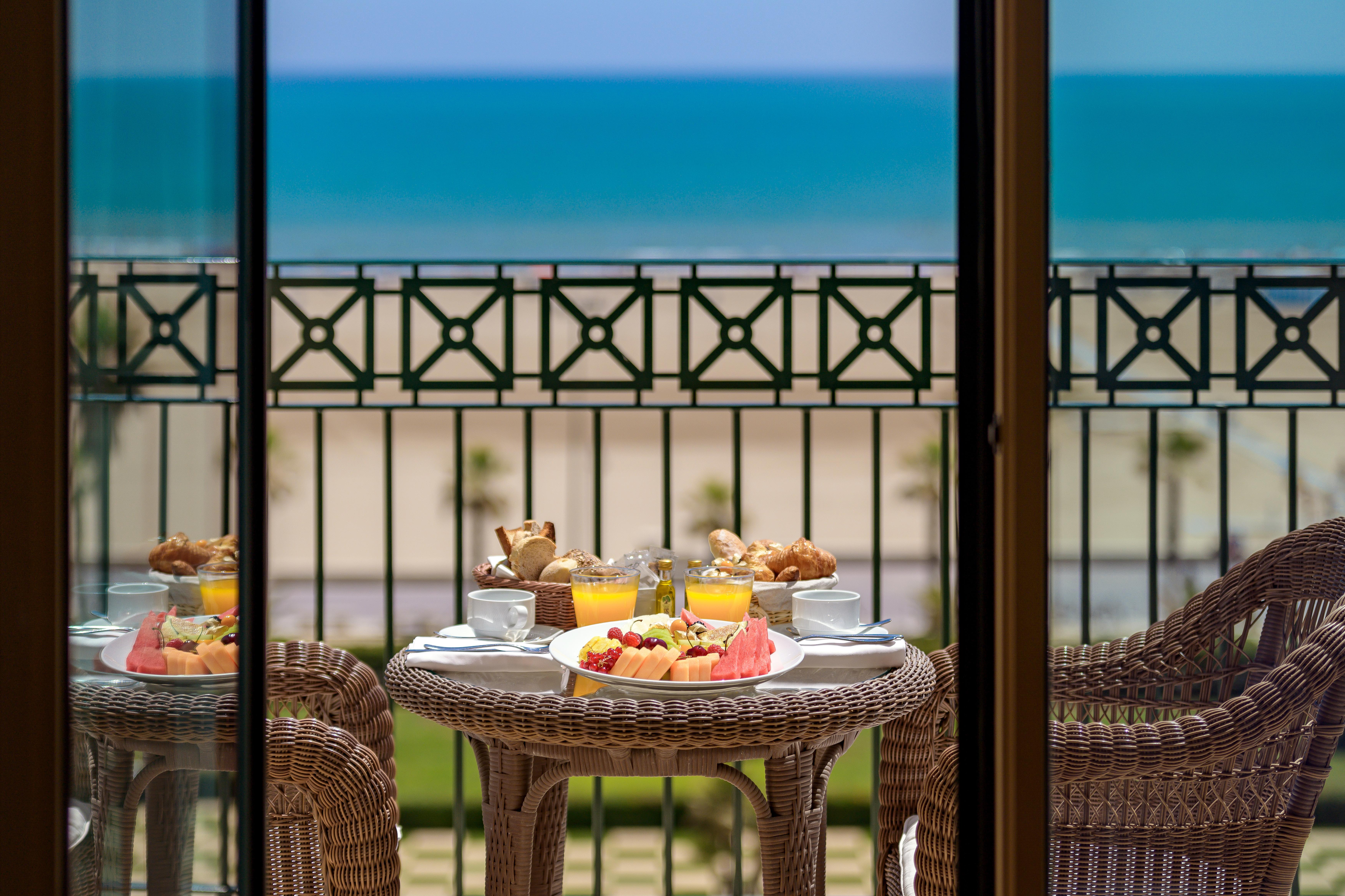 Las Arenas Balneario Resort Valencia Bagian luar foto A balcony at the hotel