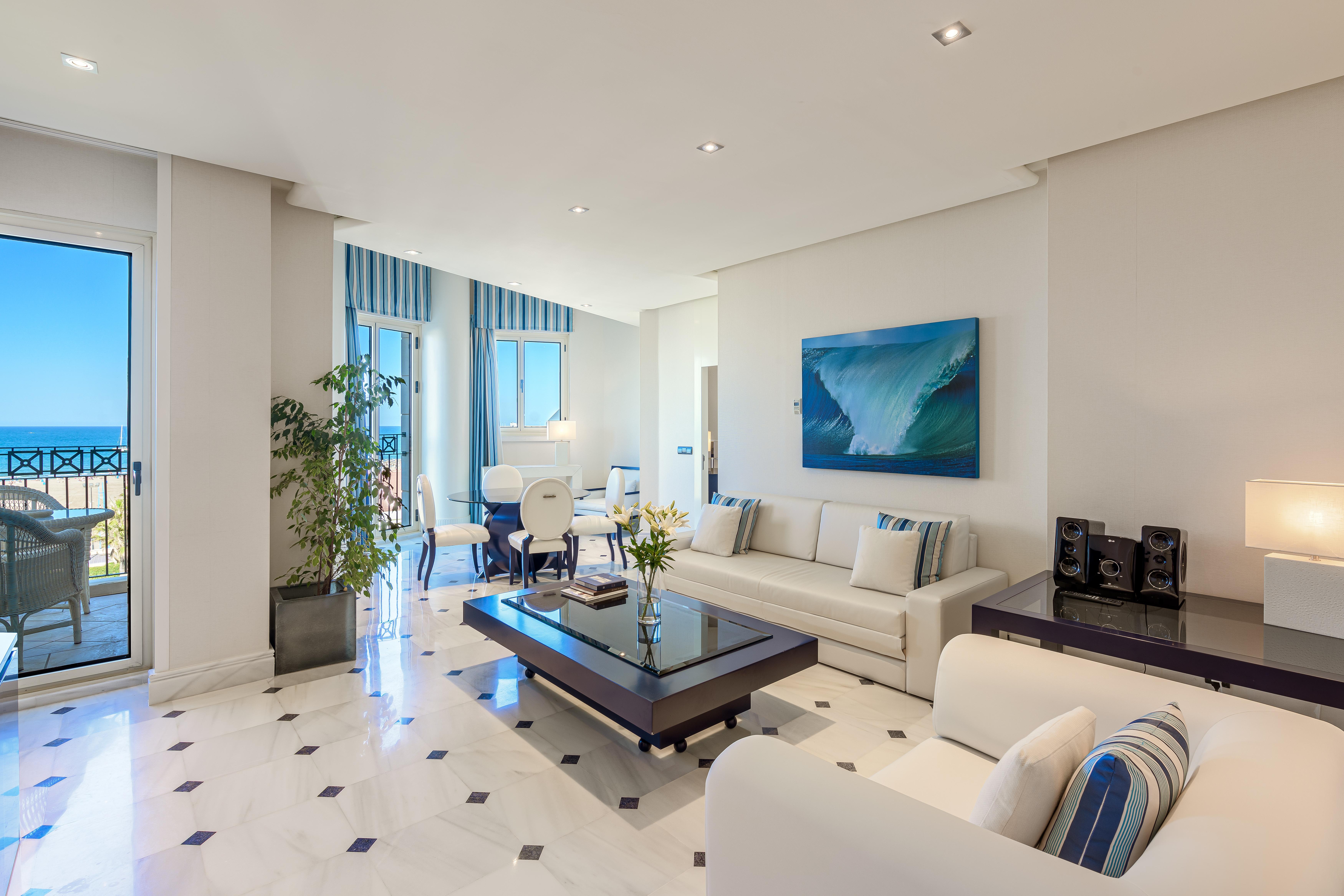 Las Arenas Balneario Resort Valencia Bagian luar foto A living room at the Four Seasons Hotel, in the heart of the city