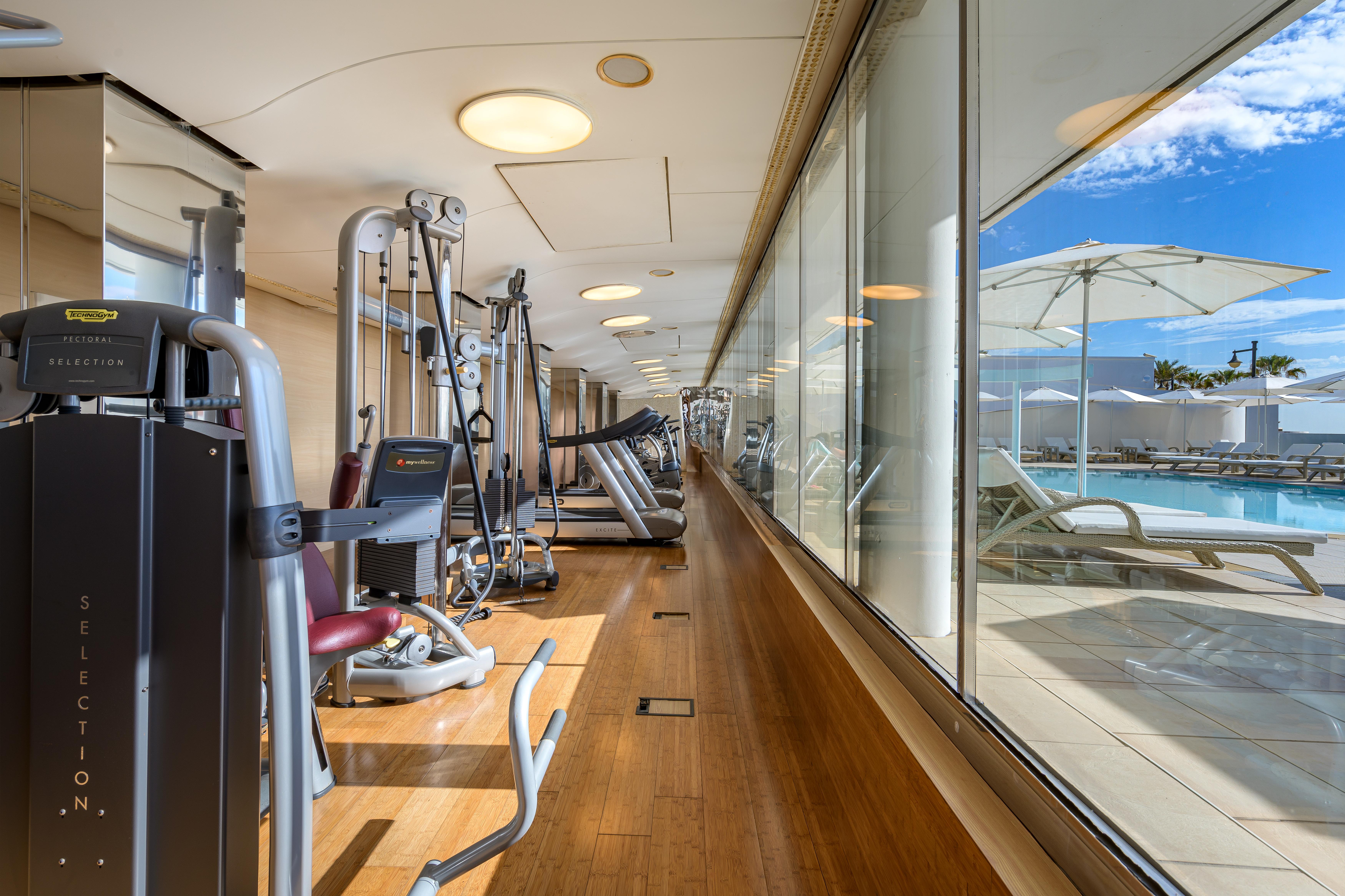 Las Arenas Balneario Resort Valencia Bagian luar foto The gym at the hotel