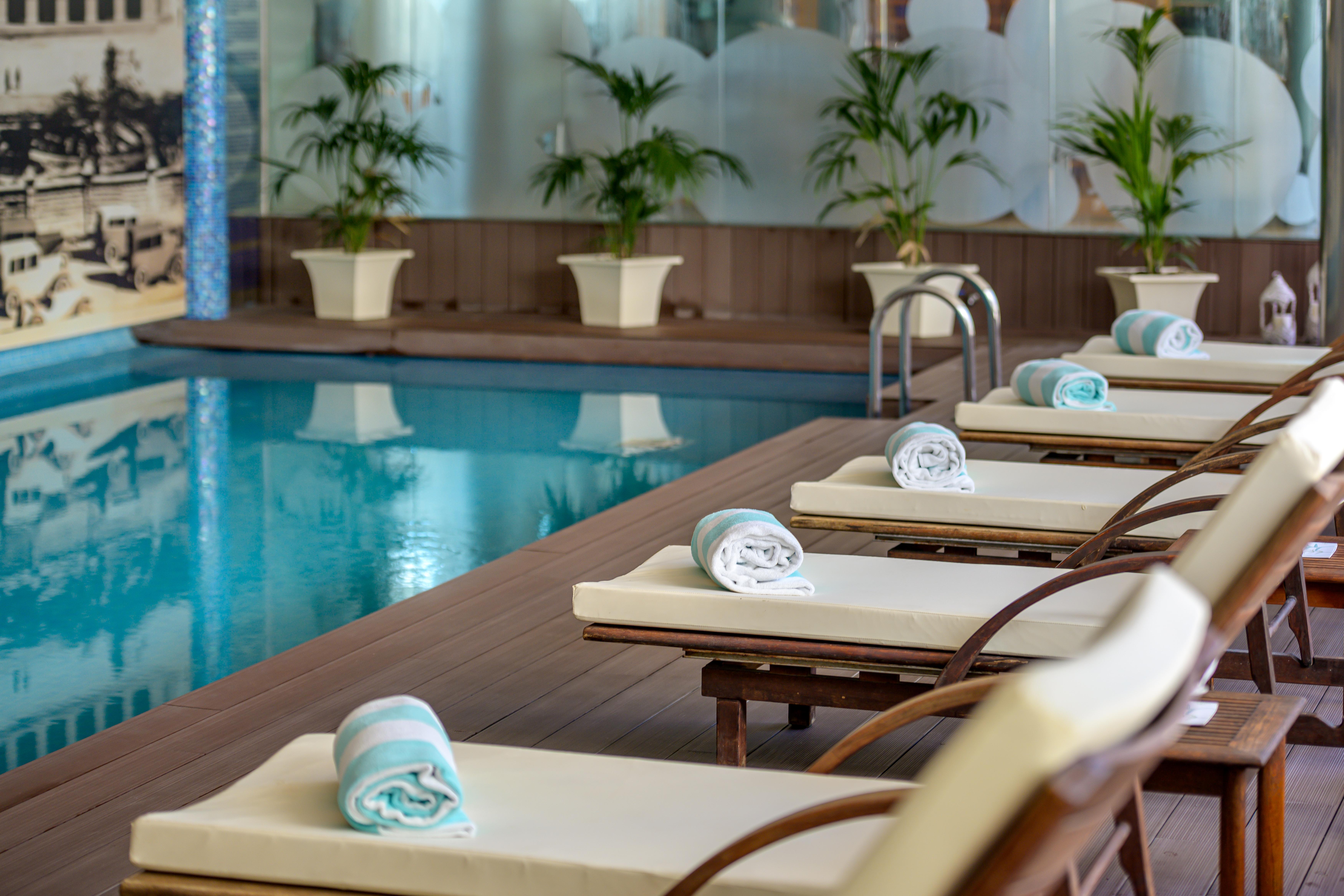 Las Arenas Balneario Resort Valencia Bagian luar foto The swimming pool at the hotel