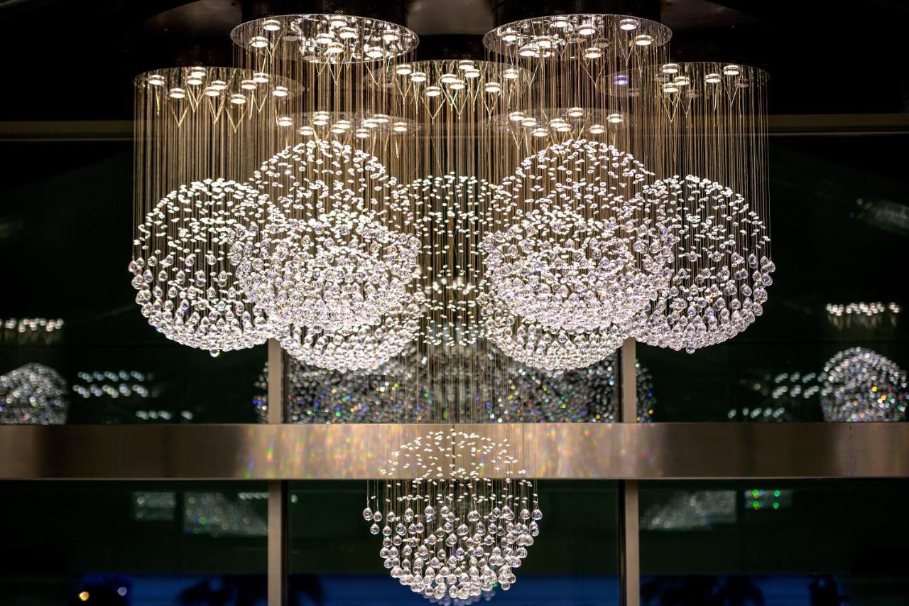 Las Arenas Balneario Resort Valencia Bagian luar foto The chandelier at the entrance of the hotel