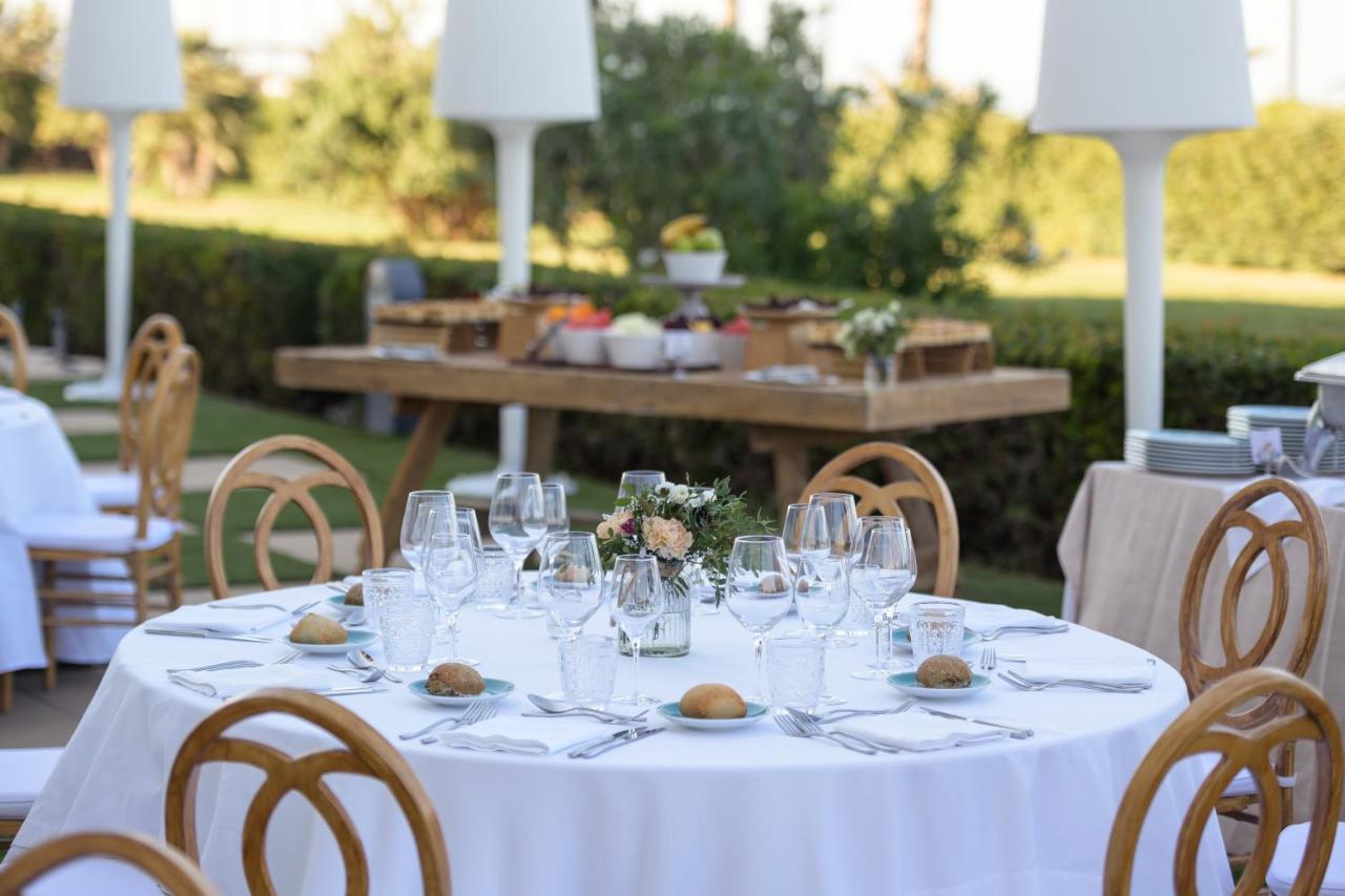 Las Arenas Balneario Resort Valencia Bagian luar foto A table set for a wine tasting